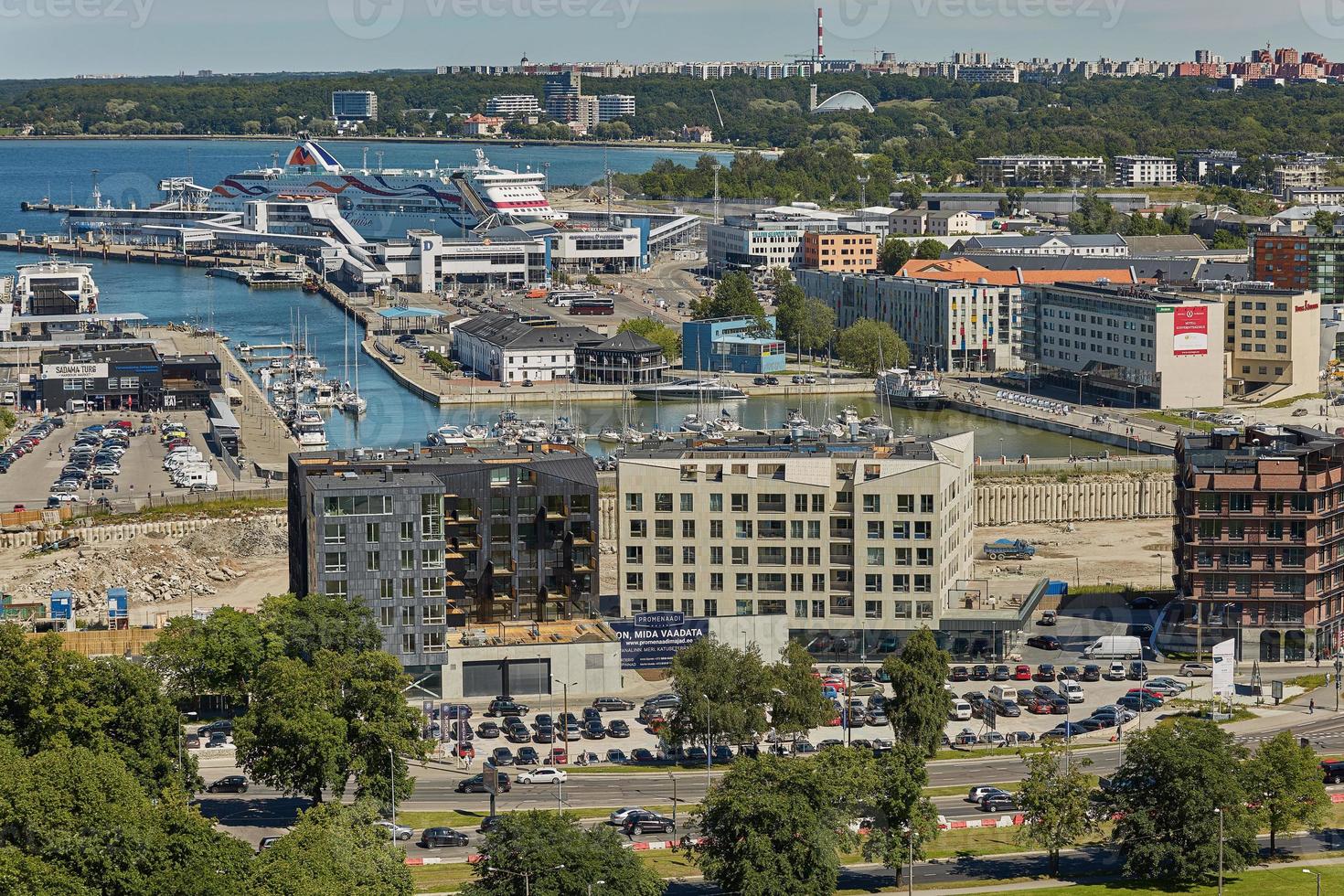 Blick auf die Stadt und den Hafen der Stadt Tallinn in Estland foto