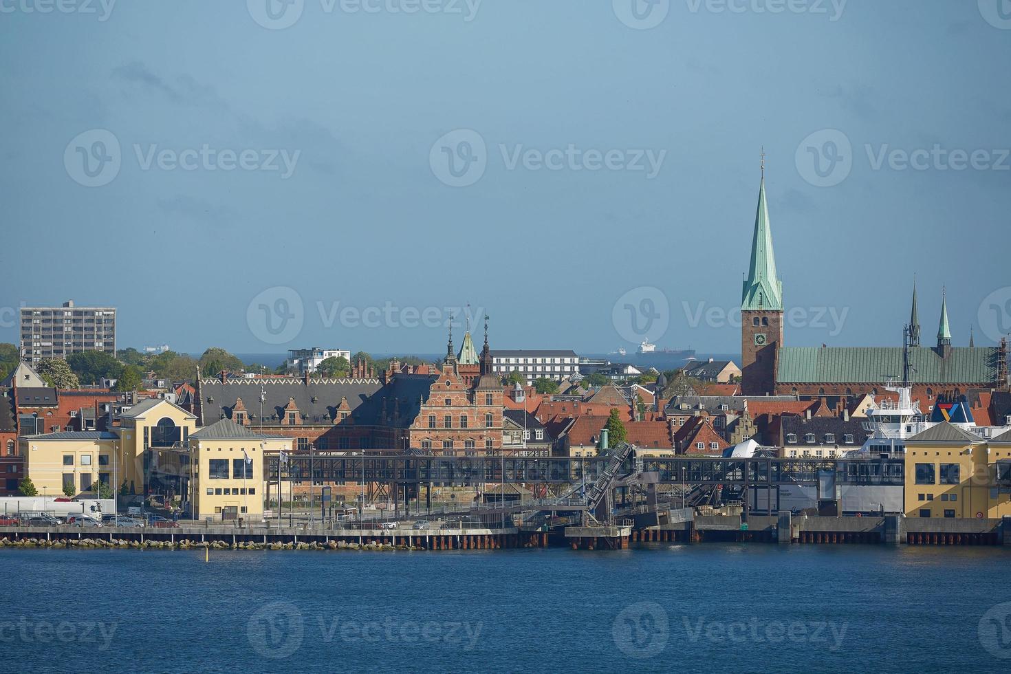 Blick auf Helsoror oder Elsinore von der Öresundstraße in Dänemark foto