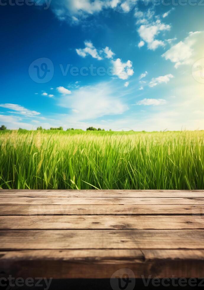 Frühling Sommer- schön Hintergrund mit Grün saftig jung Gras und leeren hölzern Tabelle im Natur draussen. natürlich Vorlage Landschaft mit Blau Himmel und Sonne. ai generativ foto