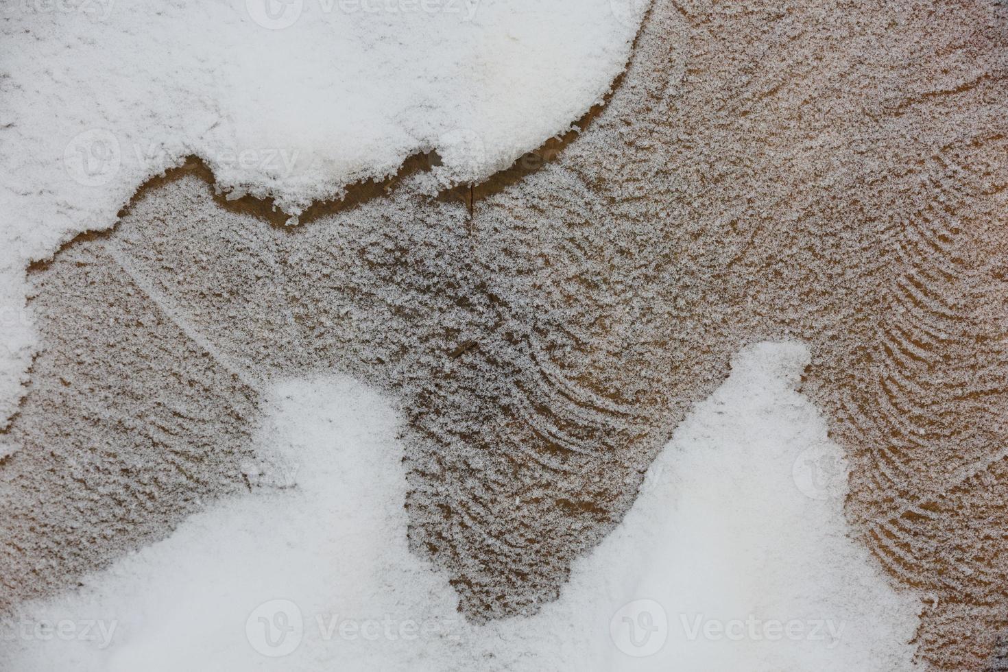 abstraktes Musterdetail des gefrorenen Stammes, der durch Schnee bedeckt wird foto