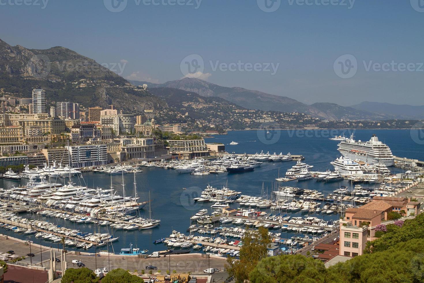 Blick auf Hafenjachten und Wohngebiete in Monte Carlo Monaco foto