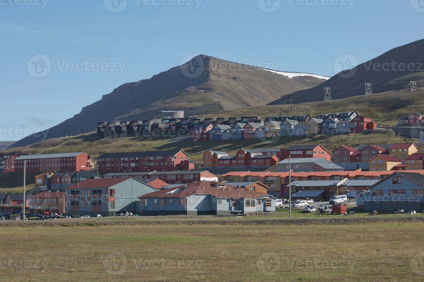 traditionelle bunte Holzhäuser an einem sonnigen Tag im langjährigen Spitzbergen foto