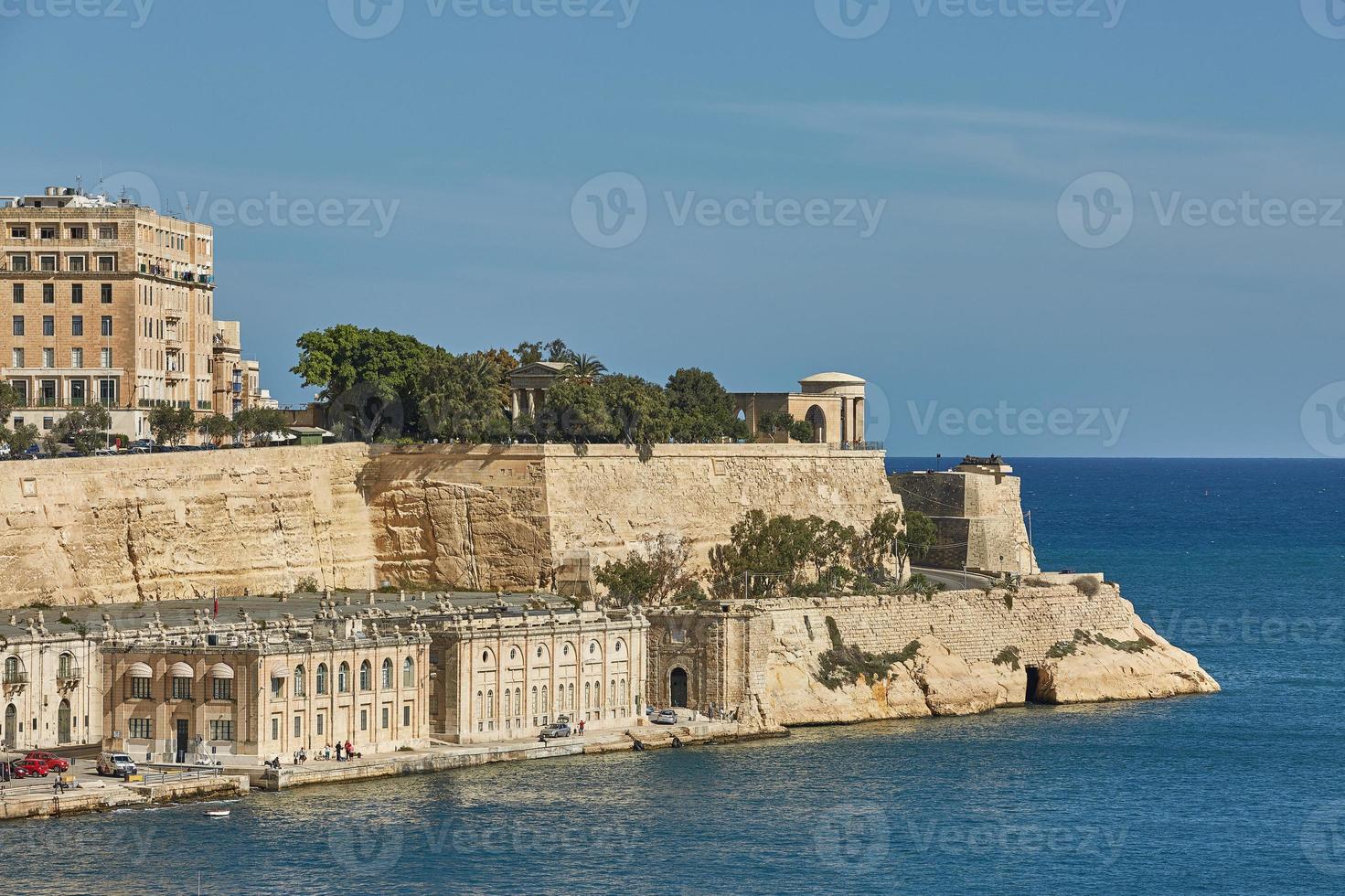 Blick auf eine Küste und die Innenstadt von Valletta in Malta foto