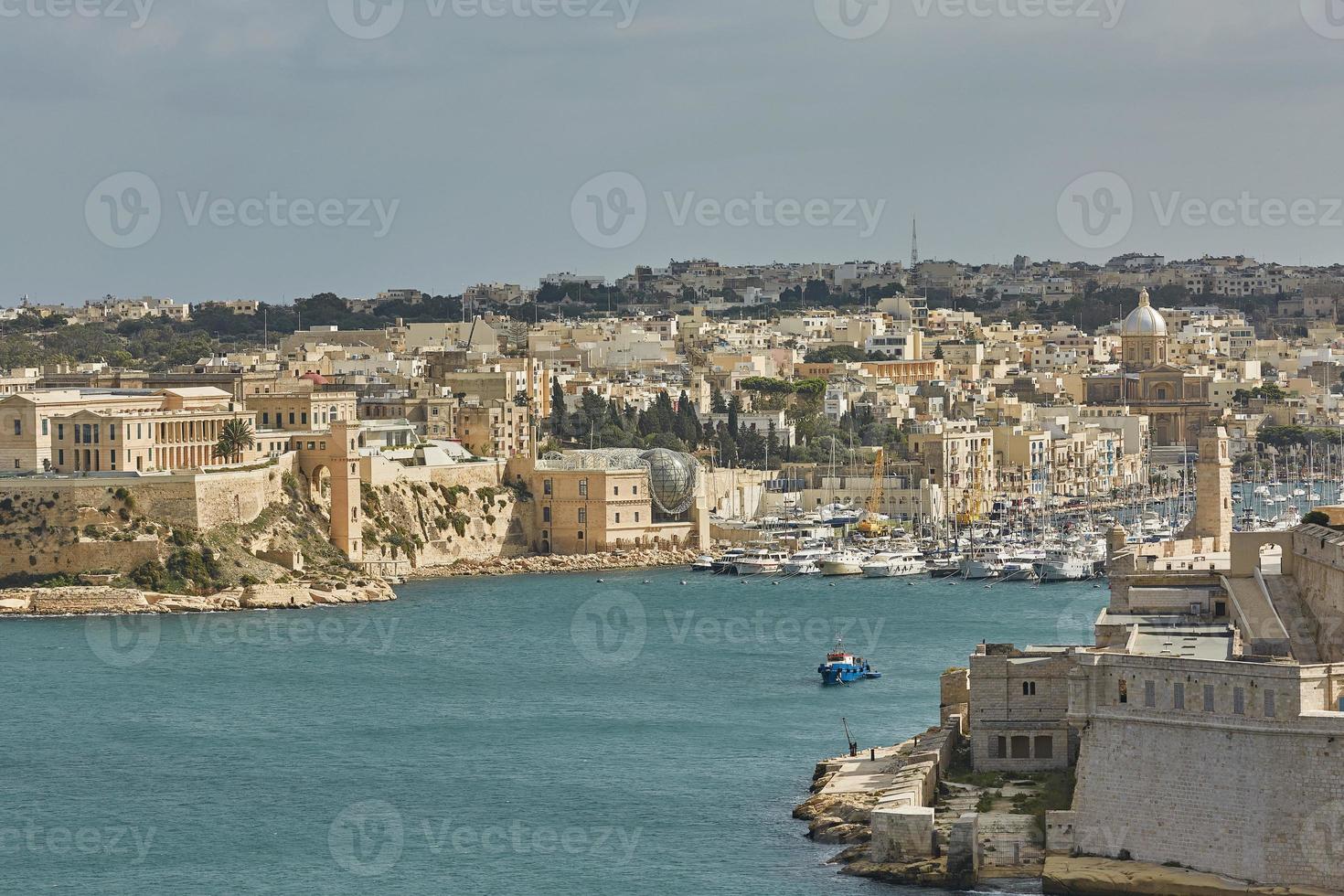 Blick auf die Altstadt und ihren Hafen in Valletta in Malta foto