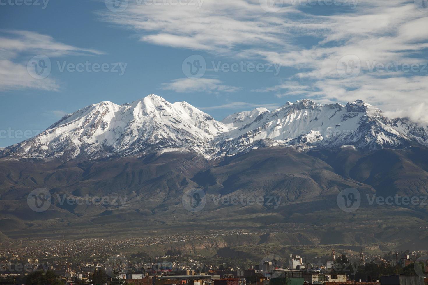 Stadt Arequipa in Peru mit seinem legendären Vulkan Chachani foto