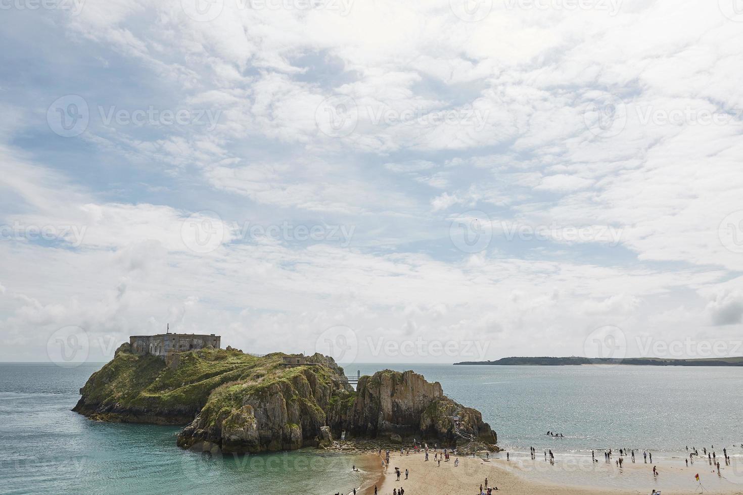 Menschen am Strand in Tenby Wales UK foto