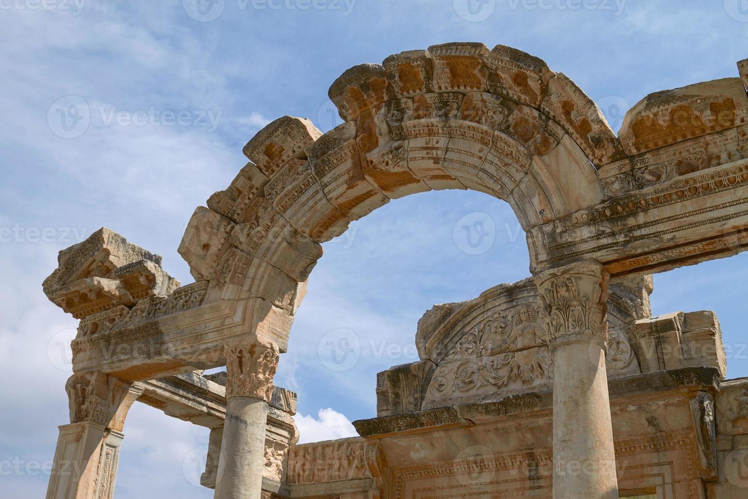 der Tempel von Hadrian in der antiken Stadt Ephesus in der Türkei foto