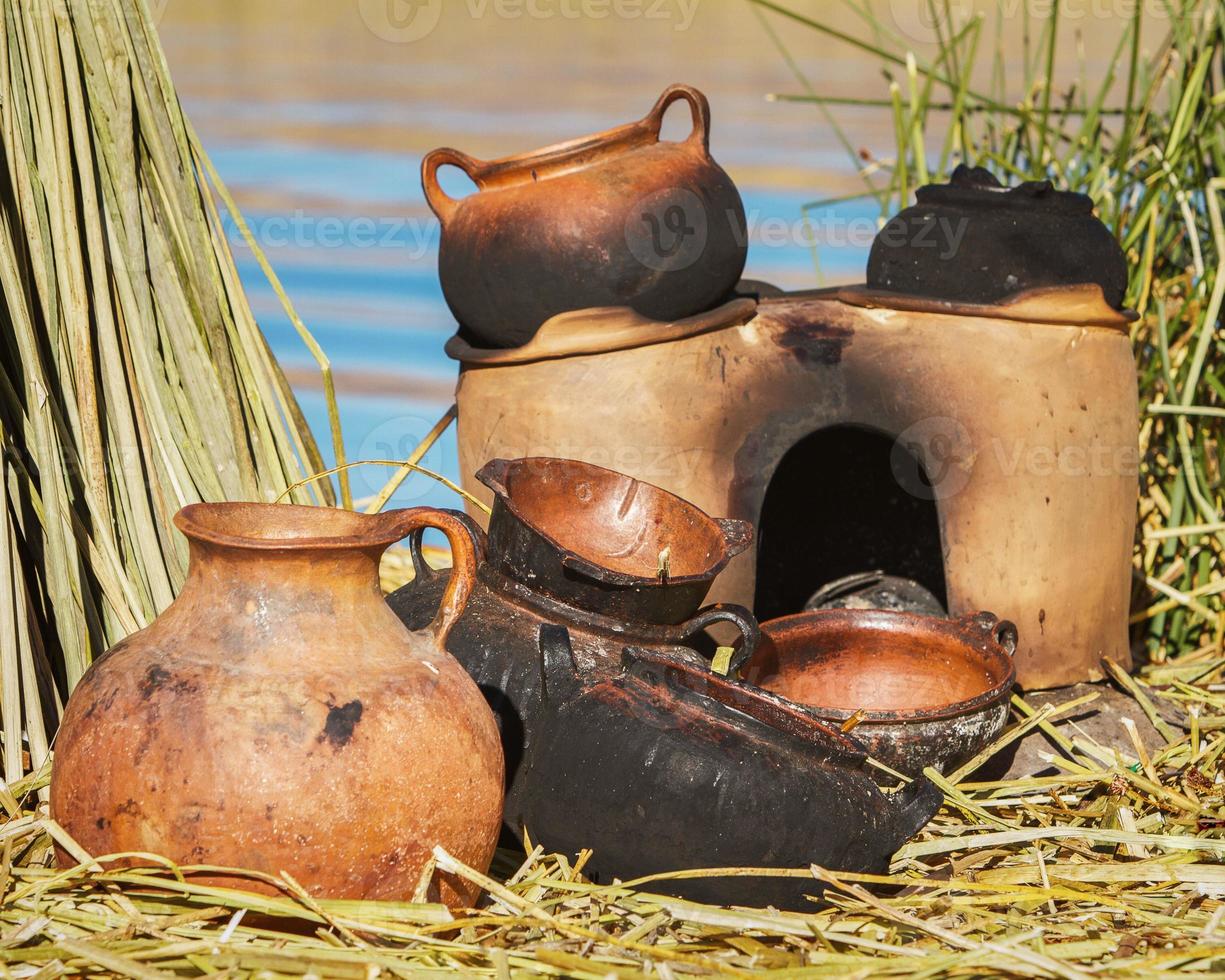 traditionelle Schlammpfannen, die auf Uros-Inseln am Titicaca-Peru-Bolivien-See verwendet werden foto