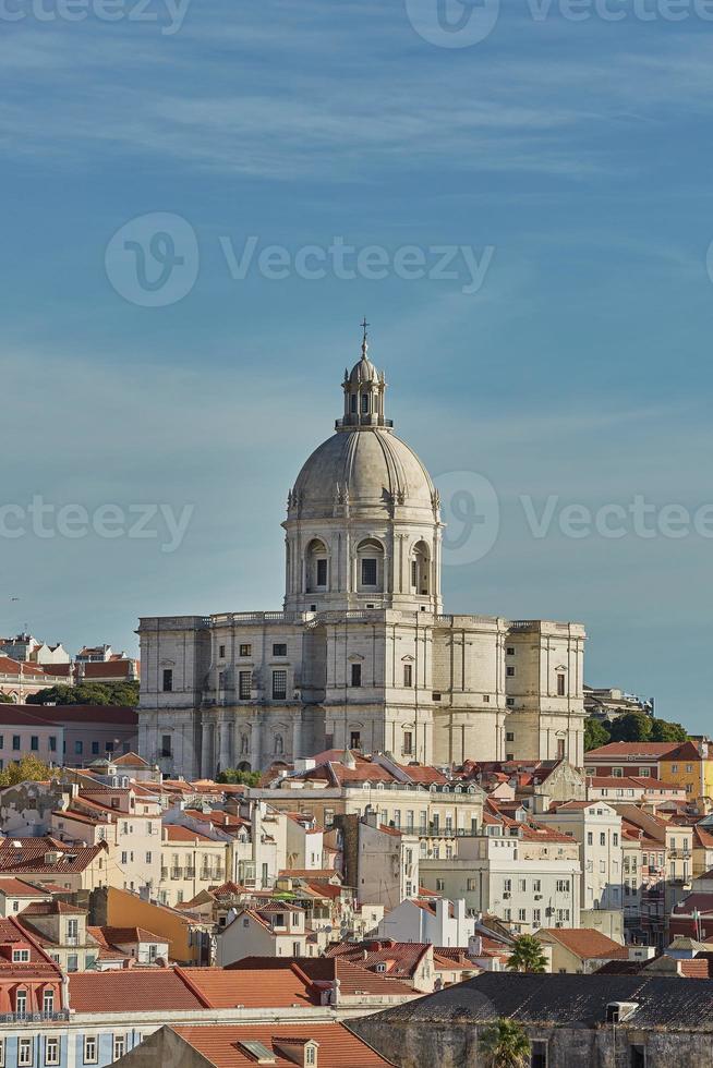 Ansicht des nationalen Pantheons und der Stadtlinie von Alfama in Lissabon Portugal foto