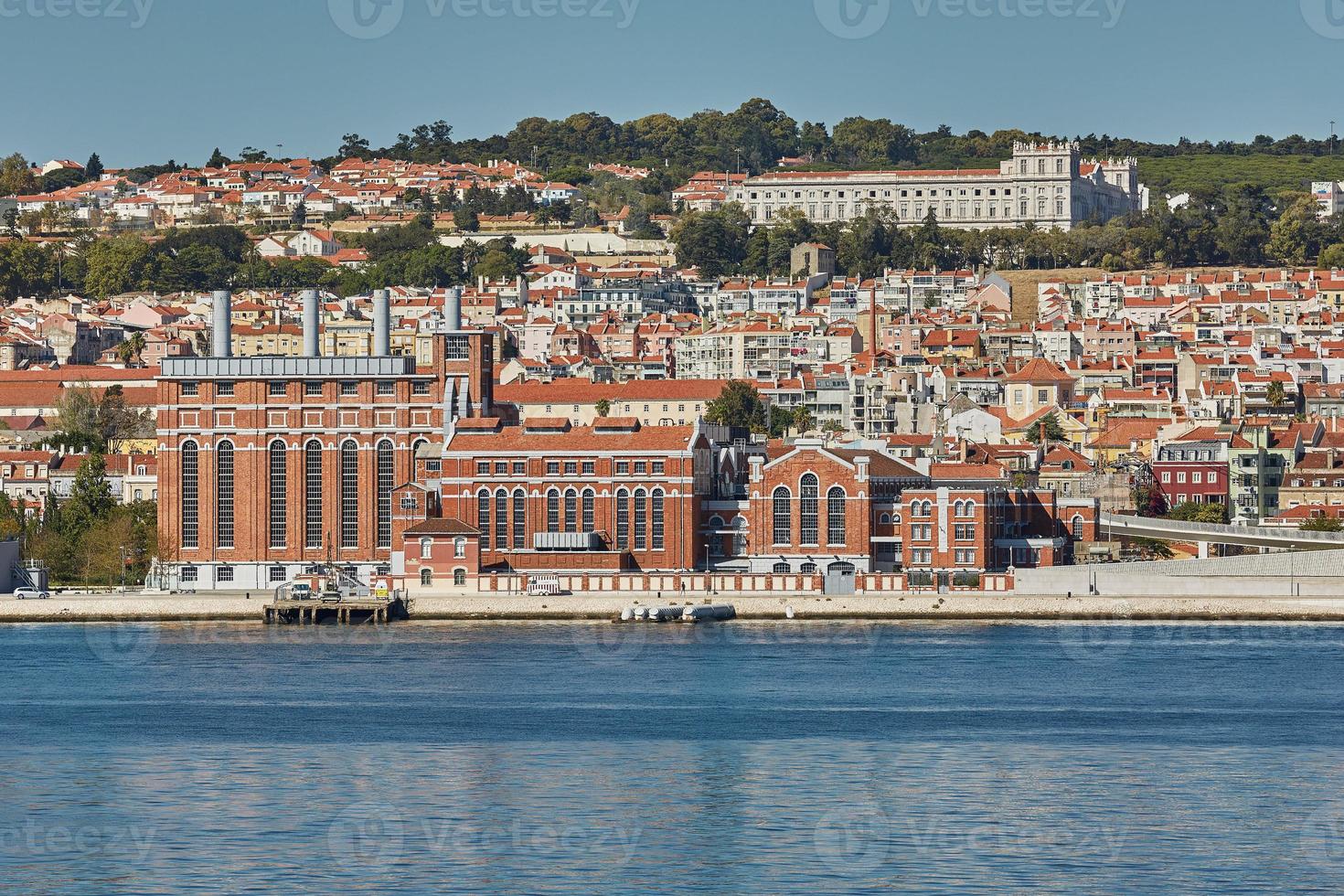 Stadtlinie von Lissabon in Portugal über dem Tajo foto