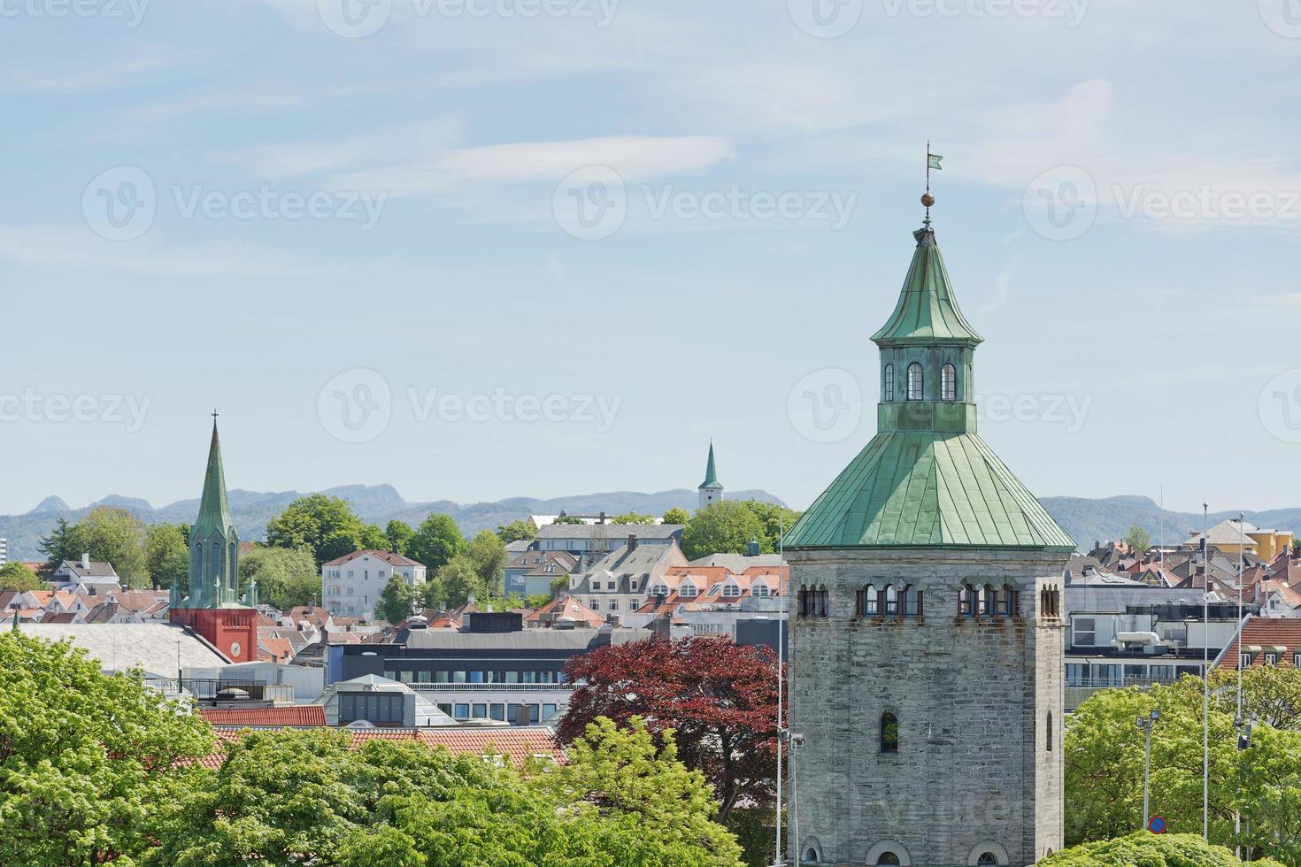 der valbergturm mit blick auf die stadt stavanger in norwegen foto