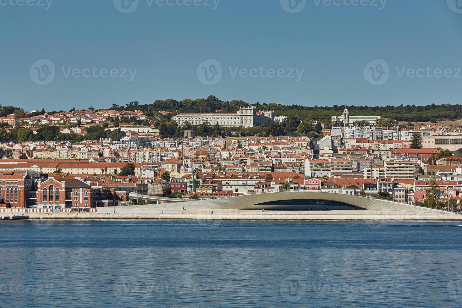 Stadtlinie von Lissabon in Portugal über dem Tajo foto