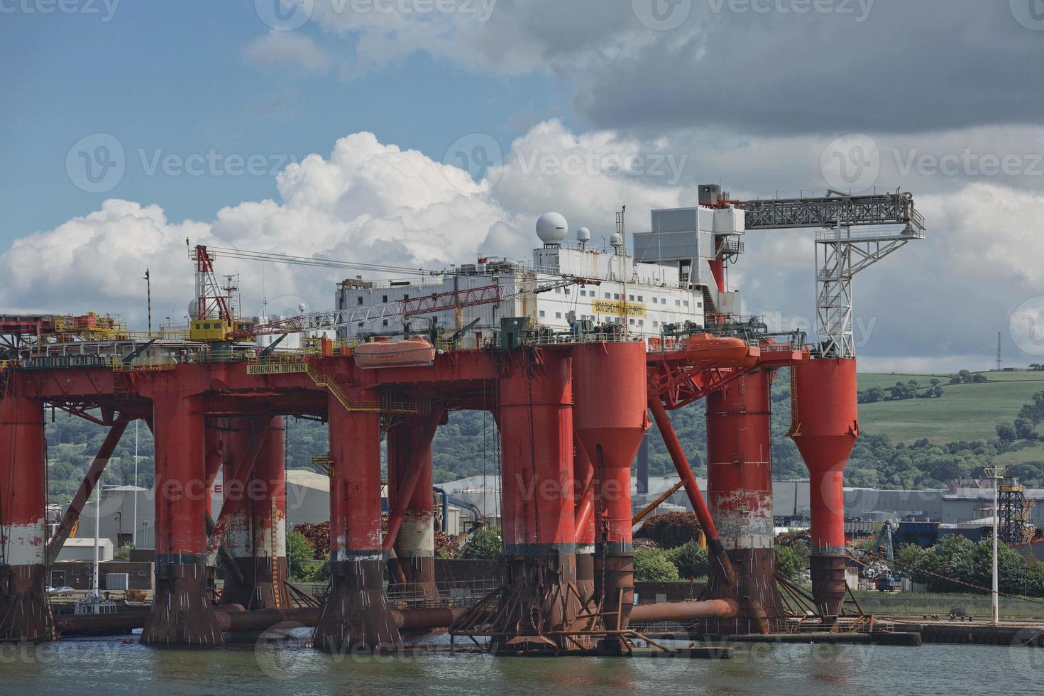 große Industriekrane laden Containerschiff im belfast Hafen in Irland foto