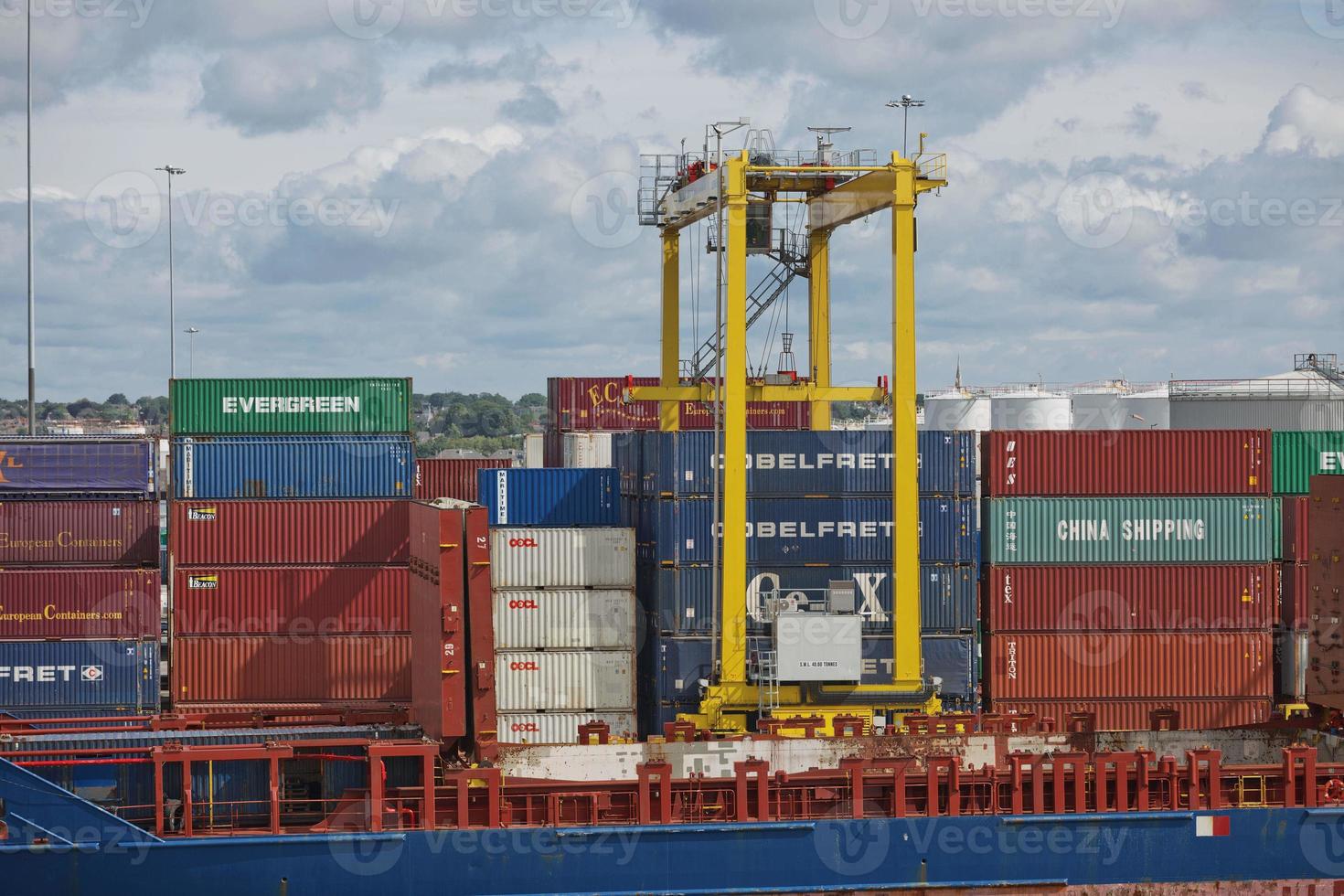 große Industriekrane laden Containerschiff im Hafen von Dublin in Irland foto