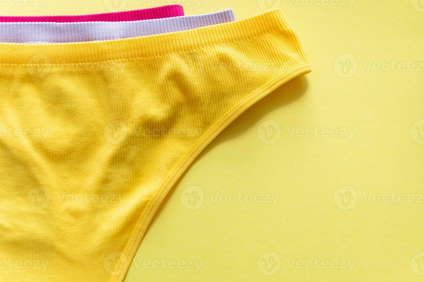 einstellen von bunt Unterhose auf Gelb Hintergrund, schließen oben foto