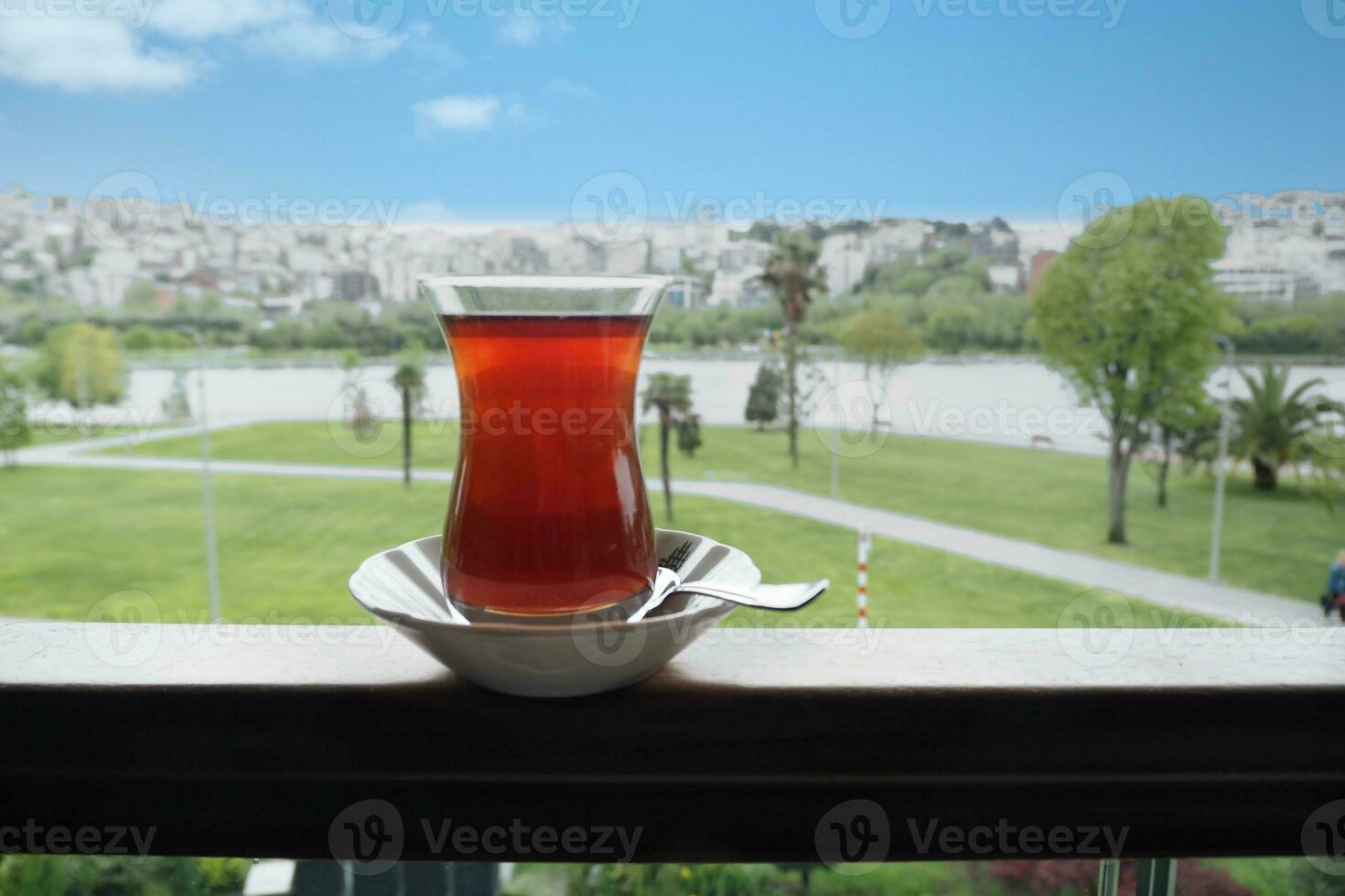 traditionell Türkisch Tee gegen Stadt Hintergrund foto