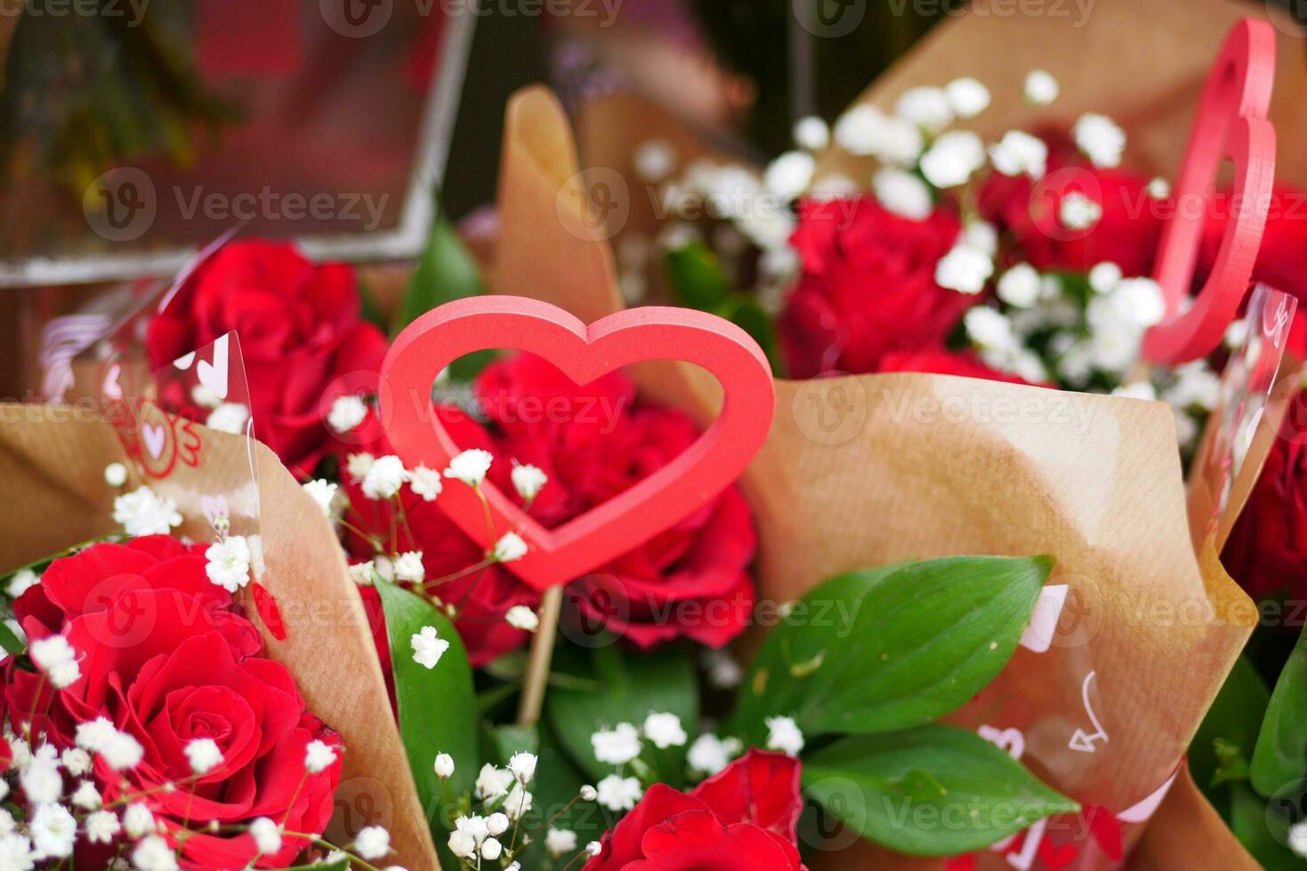 rot Rose Strauß und Herz gestalten Symbol zum Geschenk . foto