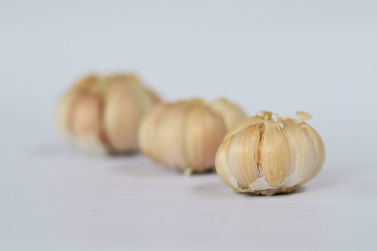 Knoblauch auf weißem Grund foto