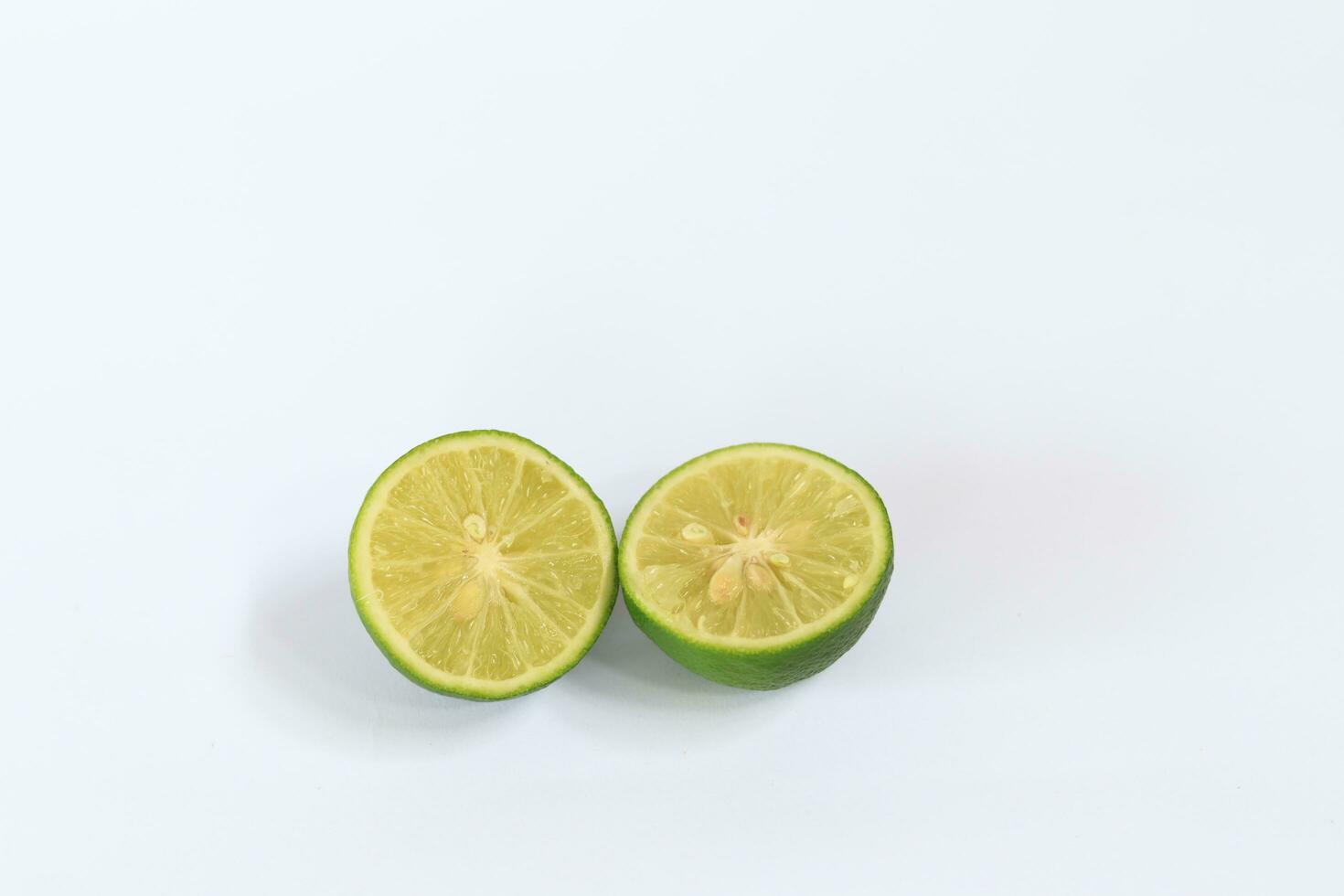 Grün Zitronen mit auf ein Weiß Hintergrund foto