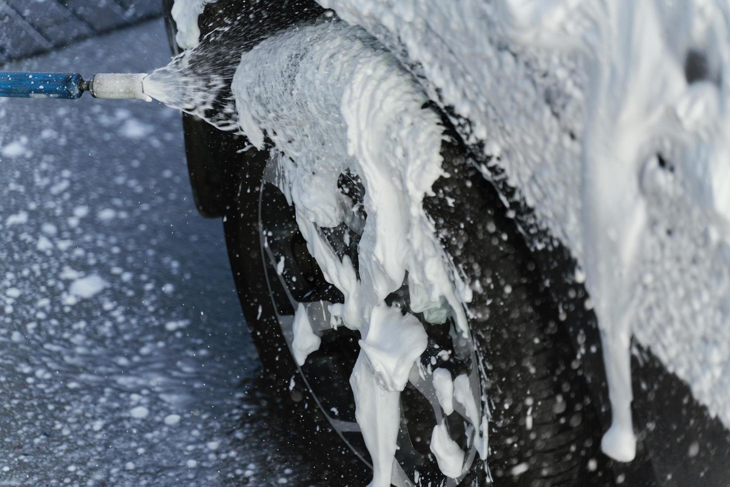 das Rad eines Autos waschen foto