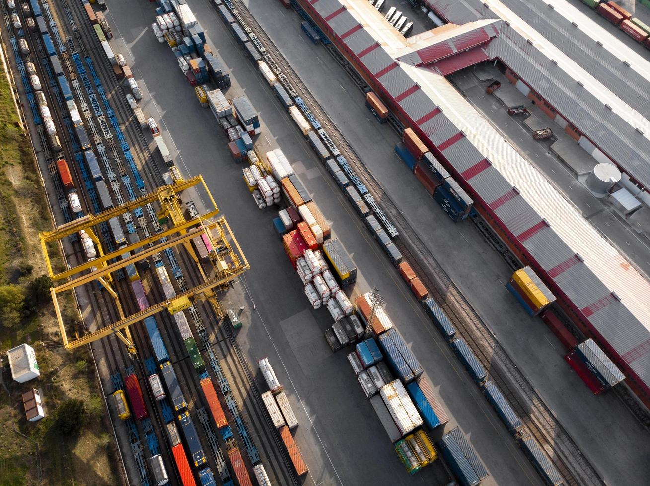 Luftaufnahmen von Containern und Eisenbahnen foto