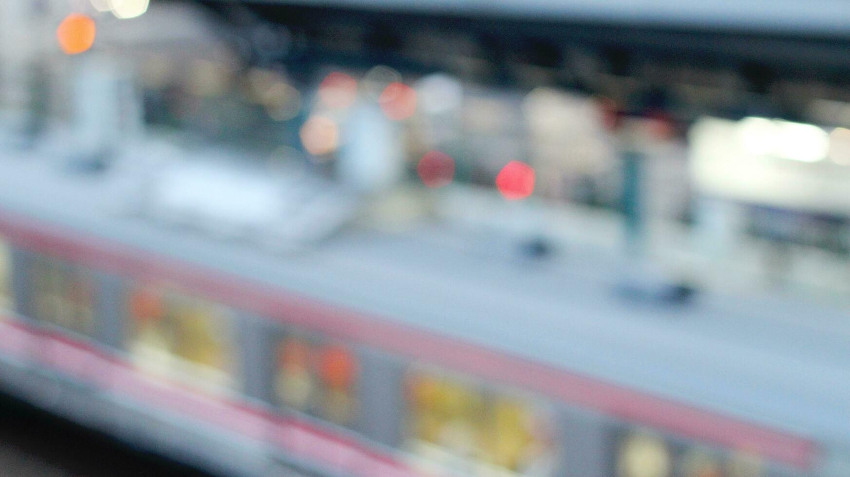Zug verwischen Hintergrund beim das Bahnhof foto