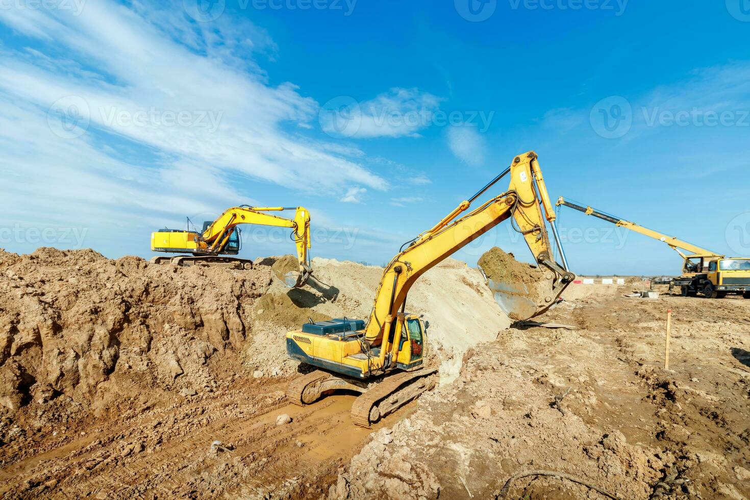 zwei Bagger sind graben Boden im das Konstruktion Seite? ˅ auf Himmel Hintergrund, mit Weiß flauschige Wolke foto