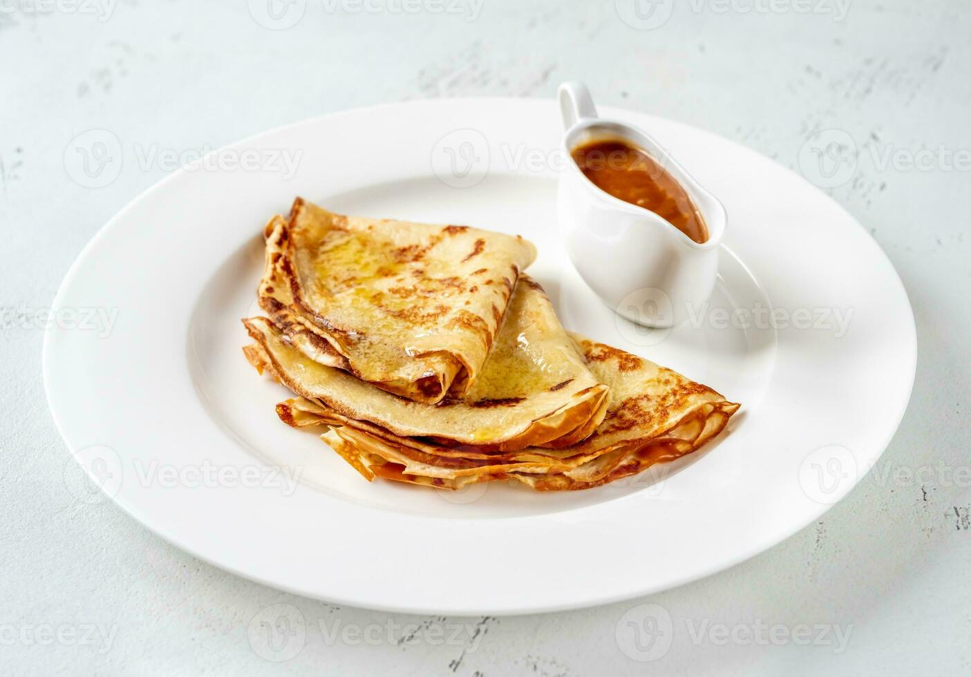 gefaltete Crêpes auf dem Teller foto