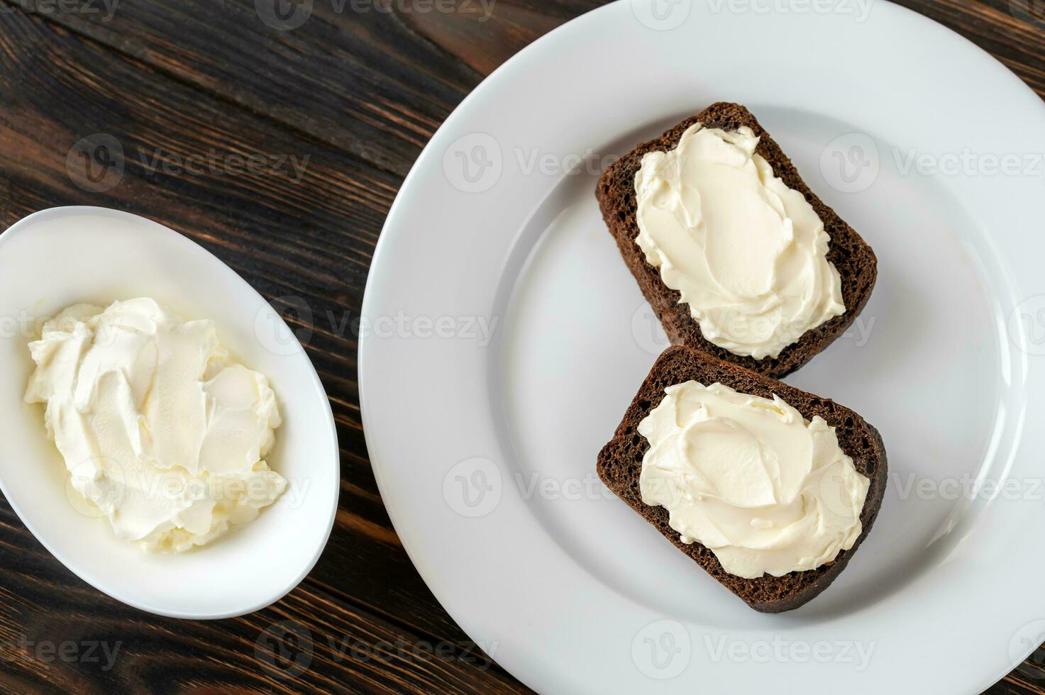 Scheiben Roggenbrot mit Frischkäse foto