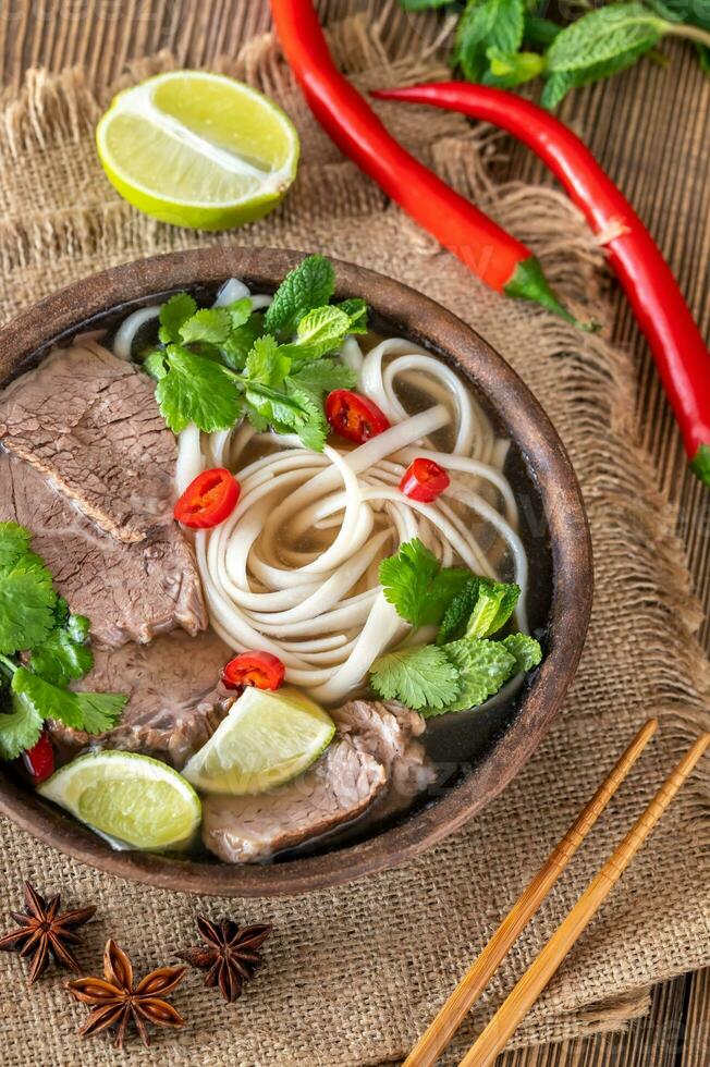 Schüssel mit vietnamesischem Pho Bo foto