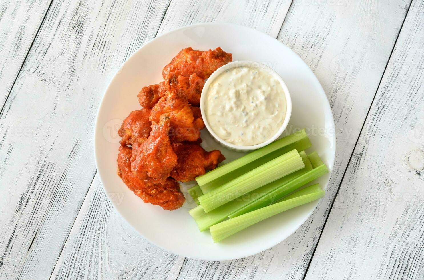 Schüssel Buffalo Wings mit Blauschimmelkäse-Dip foto