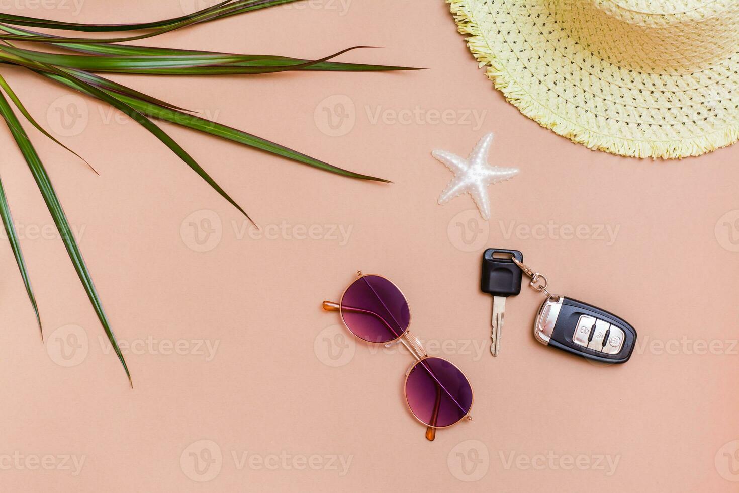 Sommer- hell Reise eben legen mit Sonnenbrille, Auto Schlüssel und Stroh  Hut auf ein Beige Hintergrund. Auto Reise. Damen Zubehör. oben Aussicht  24218077 Stock-Photo bei Vecteezy