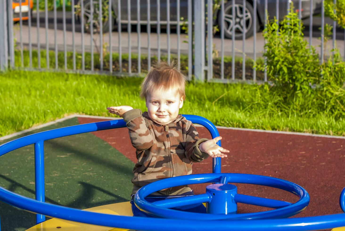 Porträt von ein Junge. ein Kind ist spielen auf das Spielplatz. Reiten auf das schwingt. glücklich Kind. foto