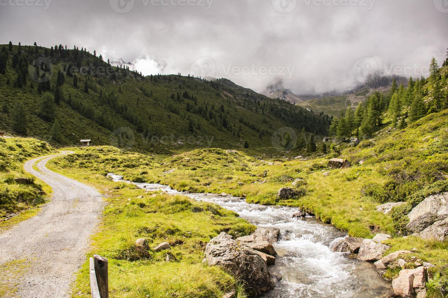 Strom in den Alpen von Südtyrol foto