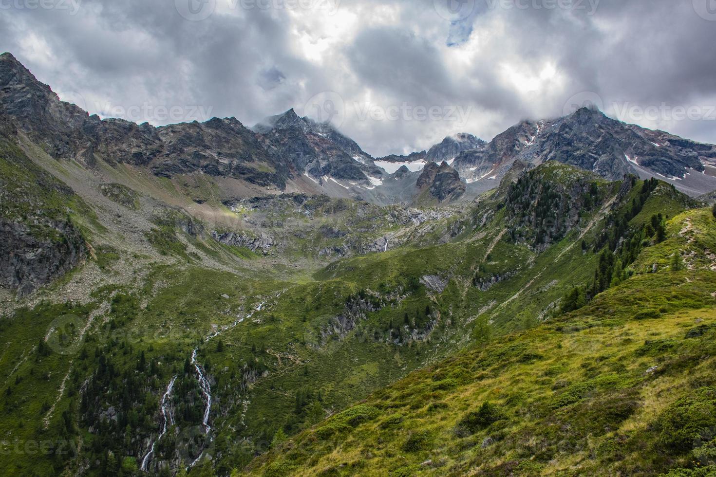 Landschaft in den Alpen von Südtirol foto