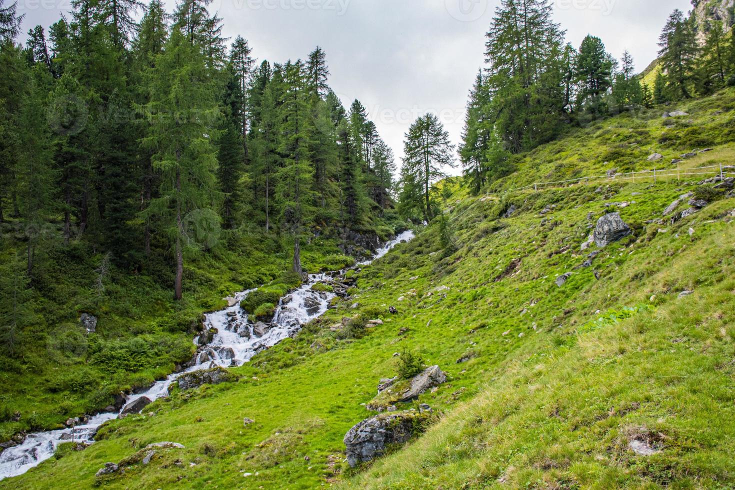 Landschaft in den Alpen von Südtirol foto