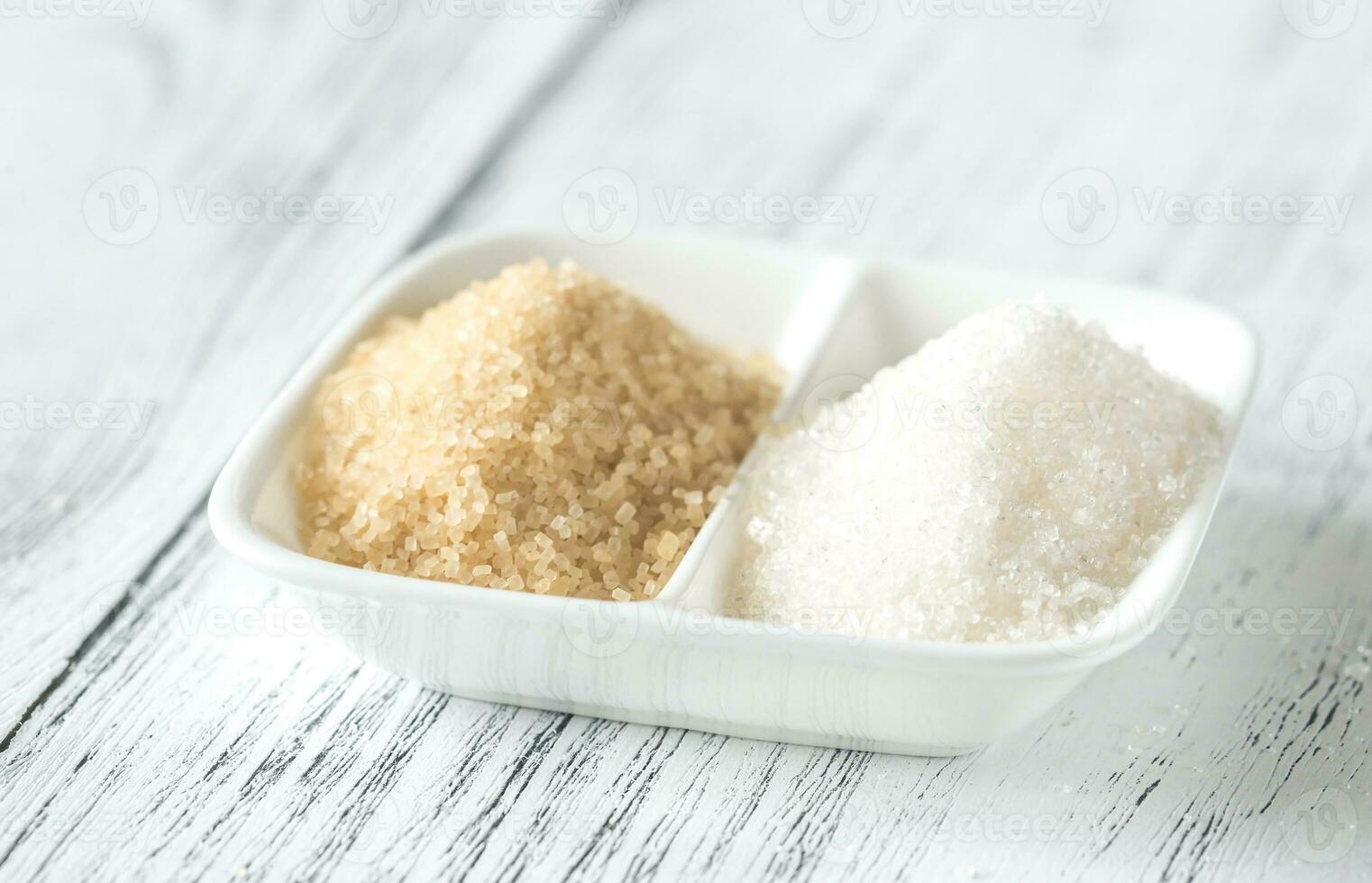 Schüssel von Weiß und braun Zucker foto