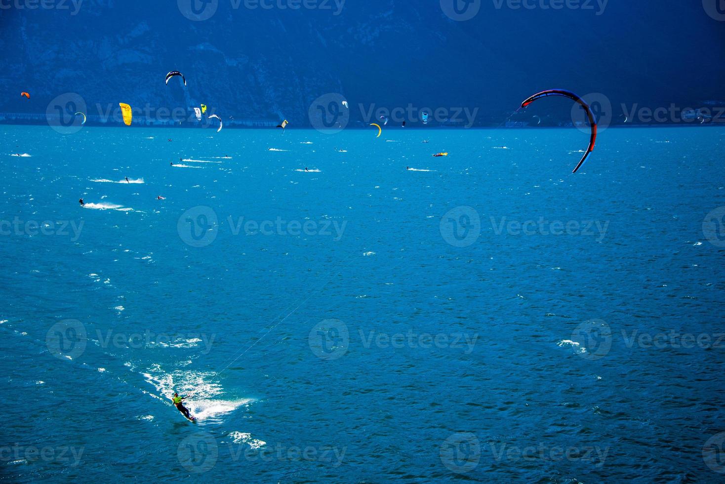 Kitesurfen am frühen Morgen am Lake Garda in Limone Sul Garda, Italien foto