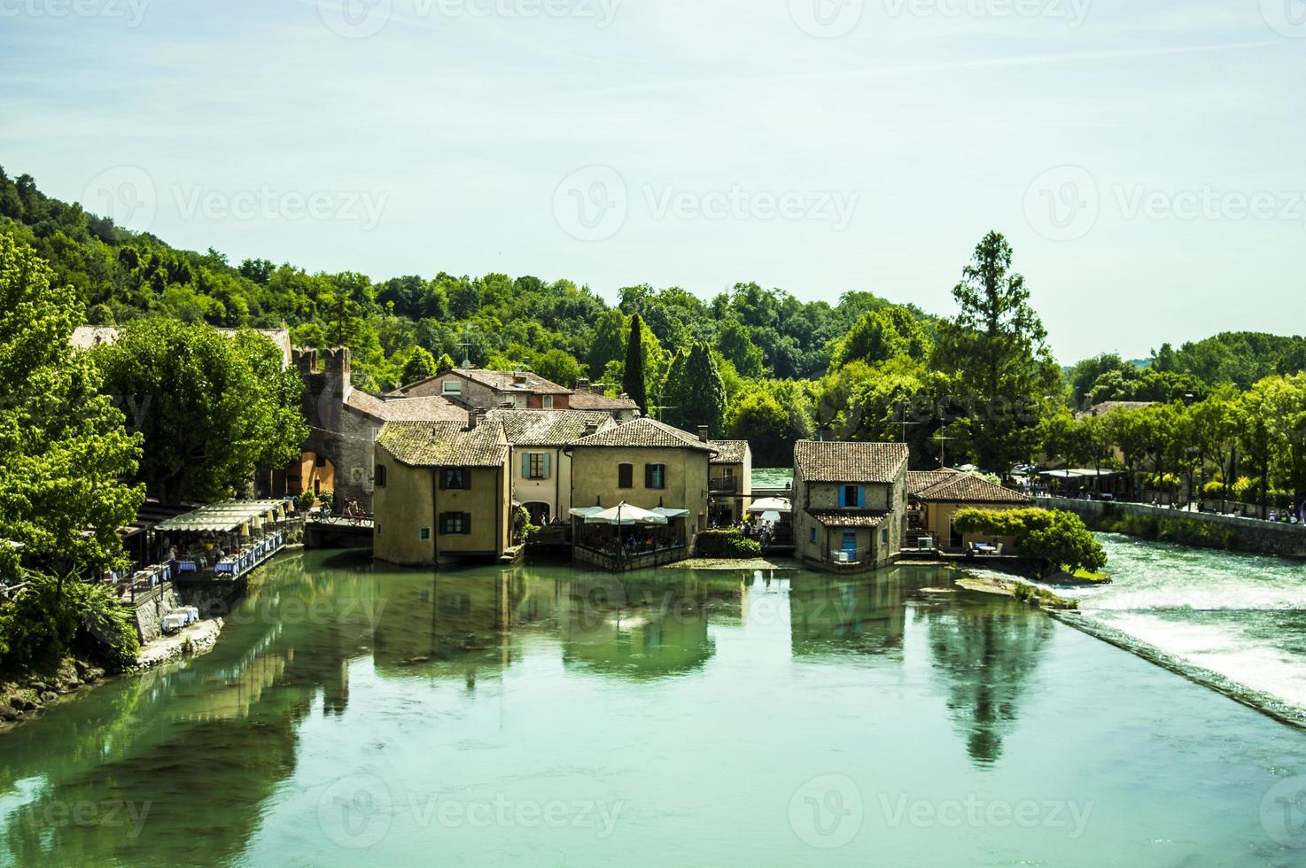 Fluss in Valeggio Sul Mincio in der Nähe von Mantova, Italien foto