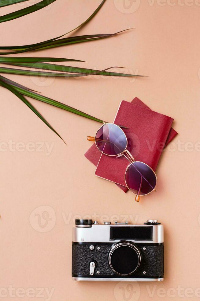 hell Reise eben legen mit Sonnenbrille, Pässe, Jahrgang Kamera und Auto  Schlüssel auf ein Beige Hintergrund. Auto Reise. oben und Vertikale Aussicht  24227365 Stock-Photo bei Vecteezy