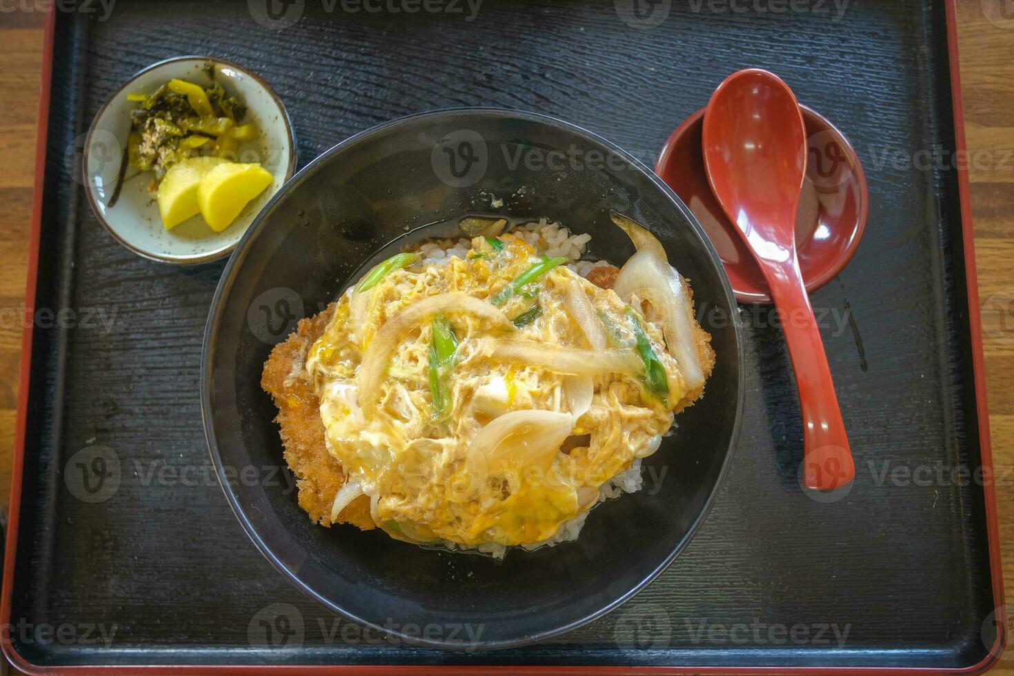 Katsu-don, Katsudon, japanisch Essen, tief gebraten Schweinefleisch mit Ei foto