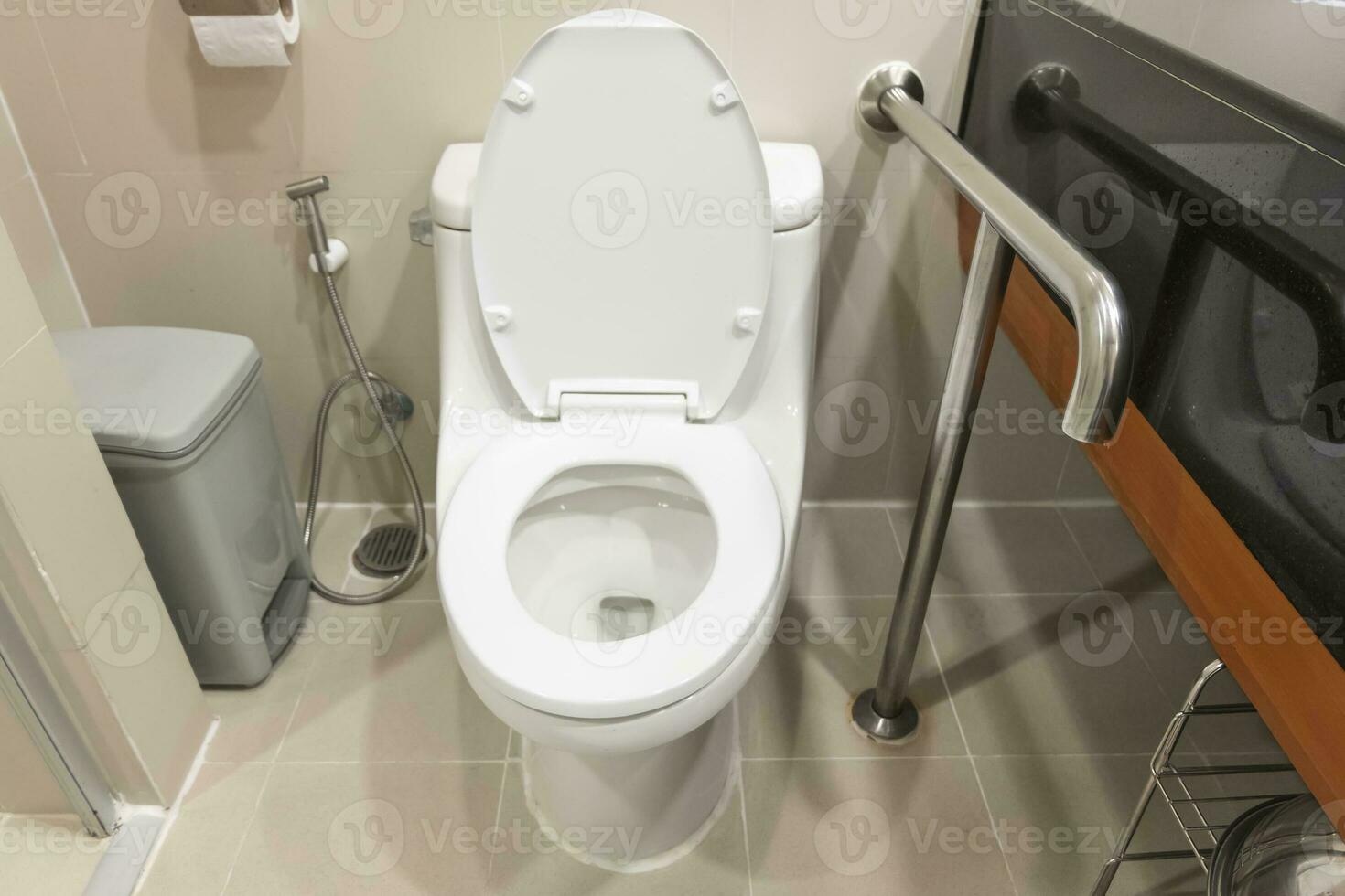 Toilette und Geländer zum Alten Menschen beim das Badezimmer im Krankenhaus, sicher und medizinisch Konzept foto
