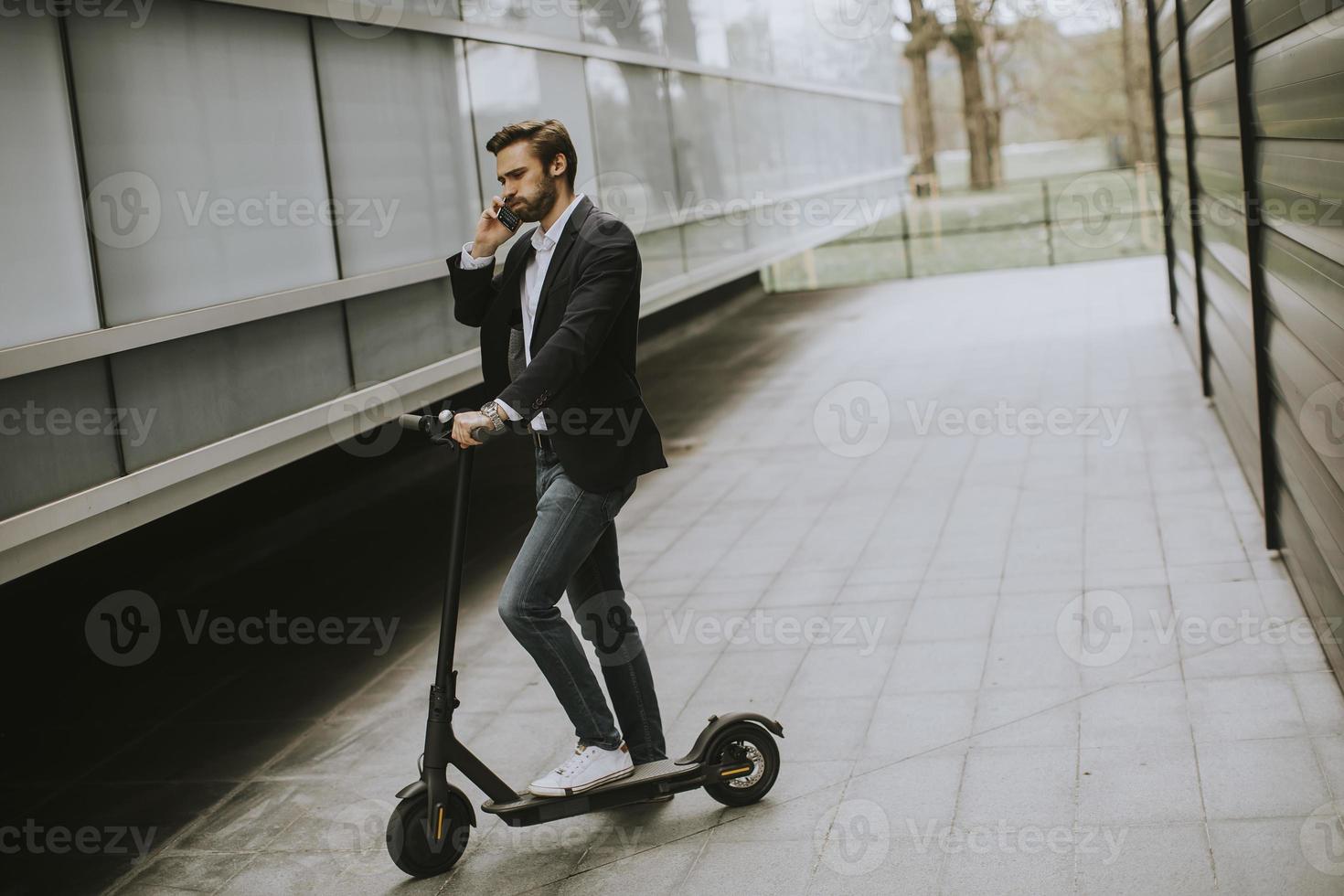 Mann dazwischen auf einem Roller bauen foto