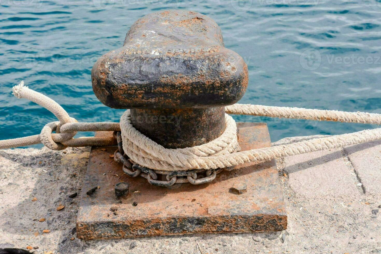 rostig Metall Festmachen Poller zum groß Schiff foto