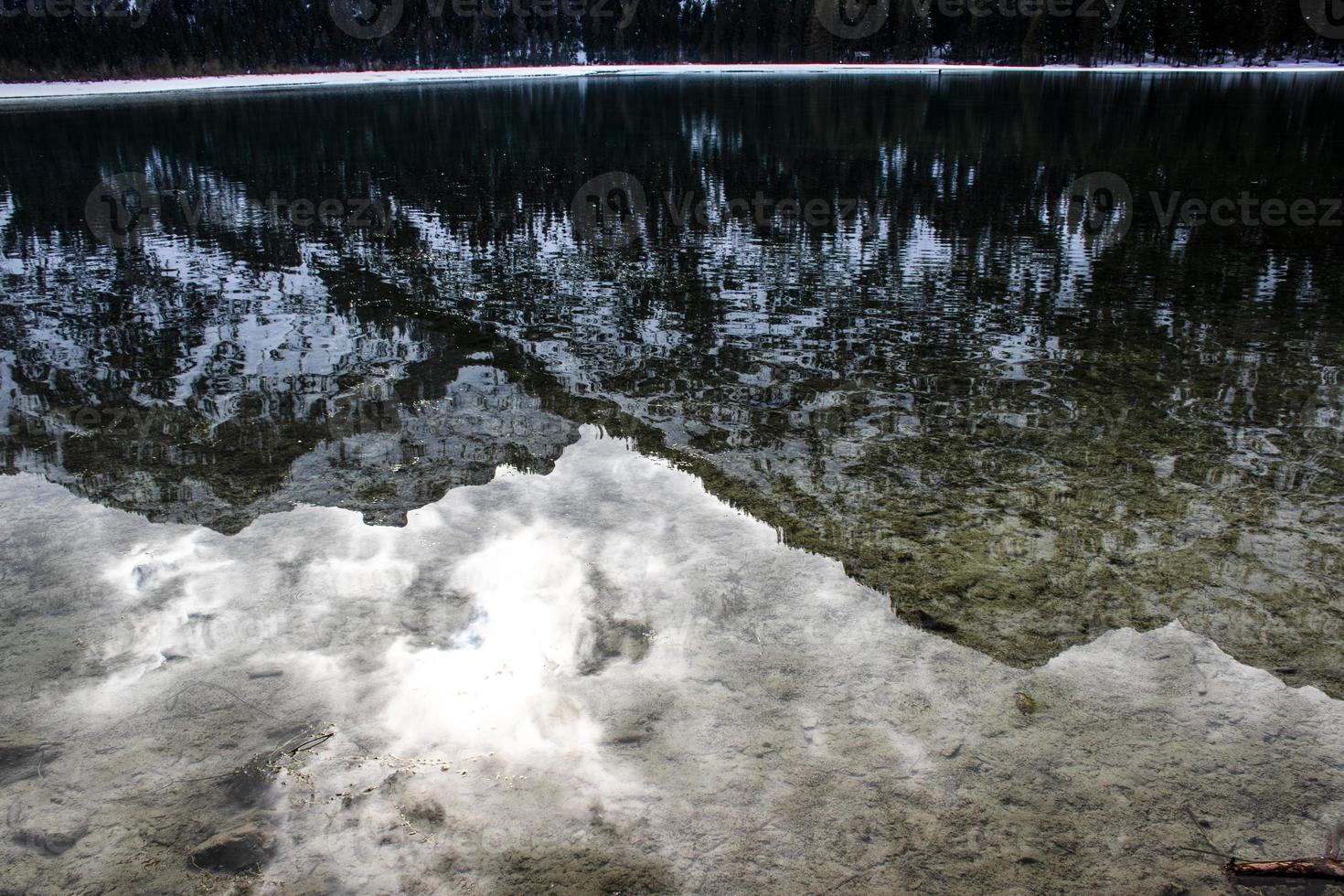 Die Dolomiten spiegeln sich im Dobbiaco-See wider foto