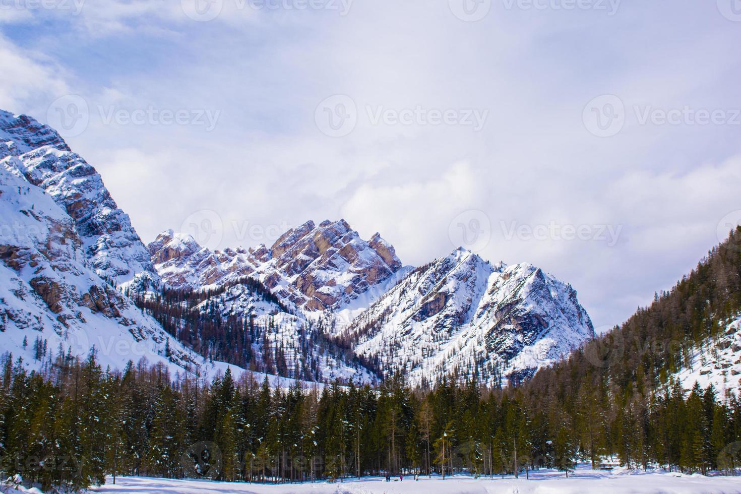 Gipfel der schneebedeckten Dolomiten foto
