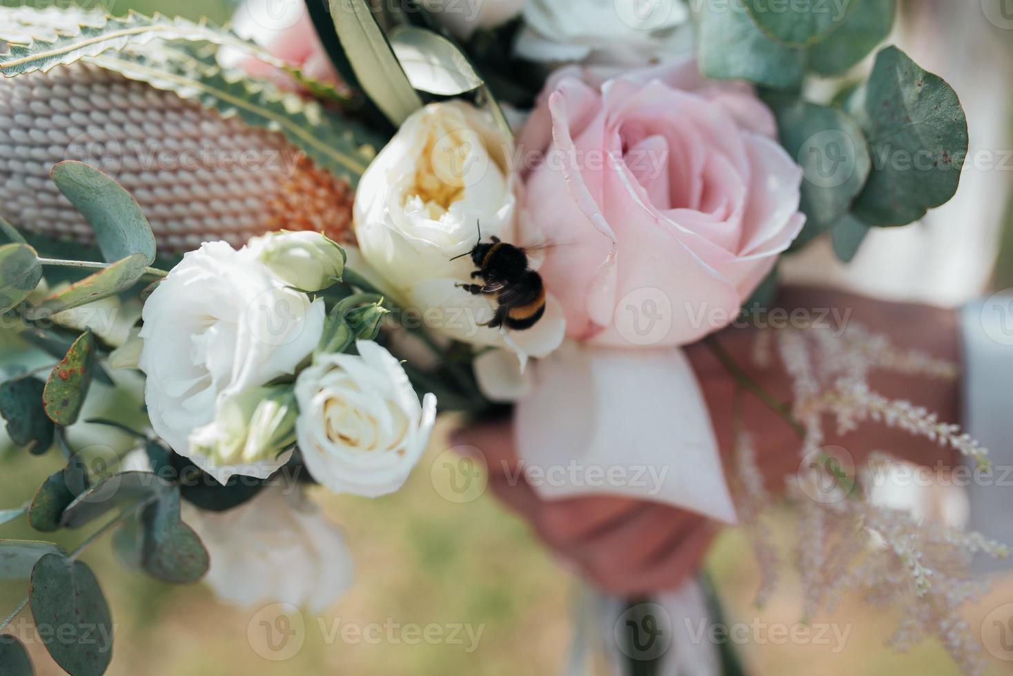 Hochzeitsbrautstrauß im rustikalen Stil, auf dem die Biene sitzt foto