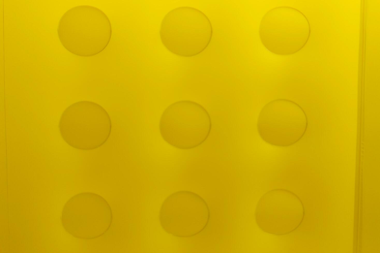 Käse Textur Hintergrund Gelb Block mit das Gummi aufblasbar foto