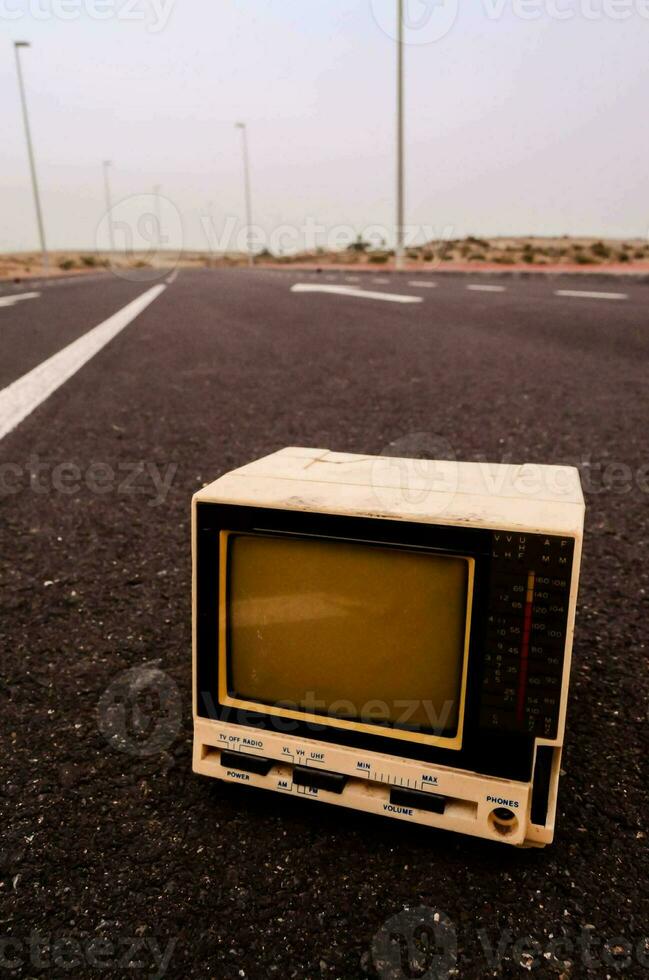 Vintage-Fernseher auf der Straße foto