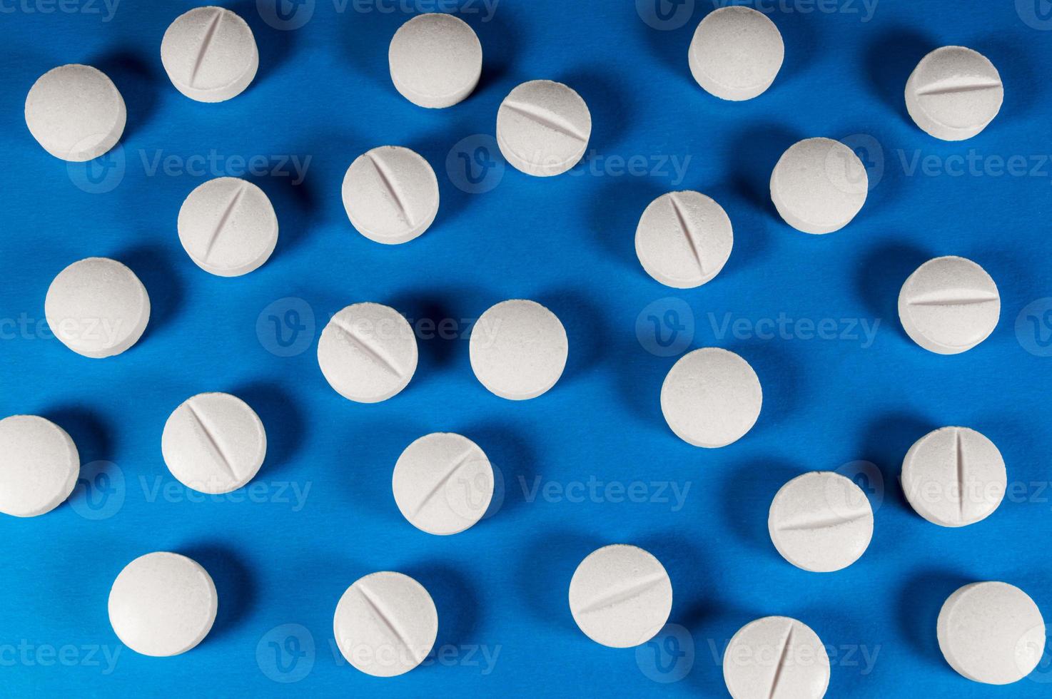 weiße medizinische Pillen und Tabletten mit Flasche foto